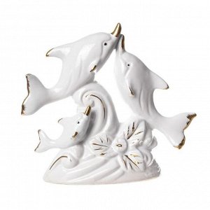 Сувенир керамика "Три дельфина на волне с цветком" белый с золотом 12,5х13,8х3,5 см