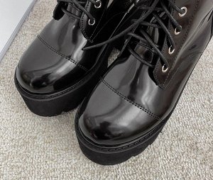 Женские демисезонные ботинки на шнурках и замке, цвет черный