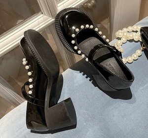 Женские туфли с декоративными элементами, цвет черный