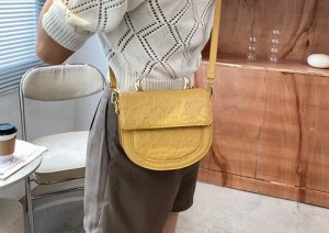 Женская сумочка округлой формы, декор в виде рожек, цвет желтый