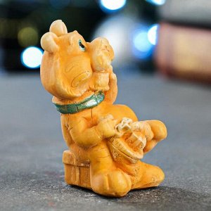 Статуэтка "Тигр с рождественским чулком" охра, 8х5х5см