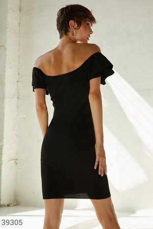 Короткое черное платье