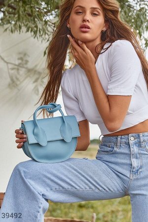 Трендовая сумка голубого цвета
