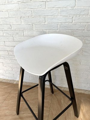 Пластиковый барный стул на металлическом каркасе