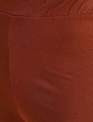 брюки Материал: %100 вискоз Параметры модели: рост: 176 cm, грудь: 81, талия: 60, бедра: 87 Надет размер: 36