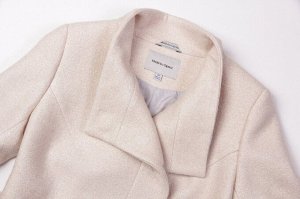 Пальто Женское короткое пальто является одним из самых легких, удобных и практичных видов верхней одежды. Это изделие никак не влияет на визуальное восприятие объемов силуэта, но при этом великолепно 