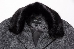 Пальто Демисезонное пальто с меховым воротником. Меховой воротник – один из трендов в новом сезоне. Такое пальто может позволить себе женщина с любой фигурой, независимо от возраста. Изделие прямого с