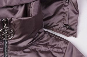 Куртка Удлиненная куртка спокойного силуэта, умеренного объема из атласных тканей отлично впишется в весенний гардероб каждой женщины. Современный дизайн изделия позволит носить его с любой одеждой. З