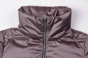 Куртка Удлиненная куртка спокойного силуэта, умеренного объема из атласных тканей отлично впишется в весенний гардероб каждой женщины. Современный дизайн изделия позволит носить его с любой одеждой. З