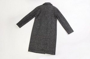 Пальто Среди модных пальто 2021-2022 представлены двубортные пальто с широкими краями воротника, что выглядит очень стильно и оригинально. Данное пальто - с опущенными плечами, что делает силуэт более