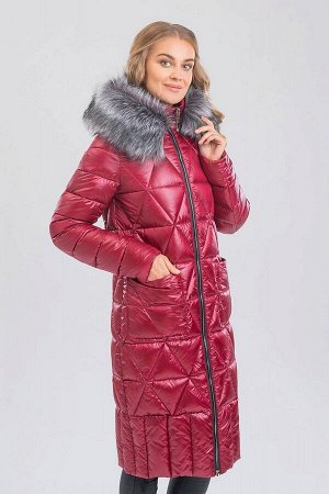 Пальто Удлиненное теплое пальто комфортного объема – незаменимая вещь в зимний период. Оригинальная стежка придает изделию неповторимый образ. На капюшоне искусственный мех. Мех и капюшон отстегиваютс