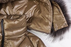 Пальто Удлиненное теплое пальто комфортного объема – незаменимая вещь в зимний период. Оригинальная стежка придает изделию неповторимый образ. На капюшоне искусственный мех. Мех и капюшон отстегиваютс