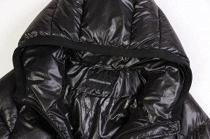 Пальто Универсальный хит – женское стеганое пальто с капюшоном. Пальто прямого силуэта с ромбовидной стежкой на передней части изделия и фигурной стежкой на спинке. Центральная застежка на молнию, удо