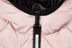 Куртка Универсальный хит –женская стеганая куртка с капюшоном из плотной плащевой ткани. Куртка прямого силуэта с ромбовидной стежкой на передней части изделия и фигурной стежкой на спинке. Центральна