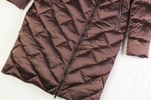 Пальто Модель полуприталенного силуэта из гладкого стеганого текстиля поможет создать уютный образ и не даст замерзнуть холодной зимой. Смещенная застежка молния, 2-ая линия бортов придает дополнитель