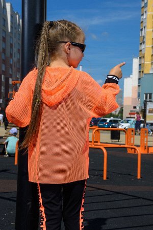 Толстовка Варианты расцветки: зеленый, оранжевый, розовый
Ткань:  вискоза, Состав: виск. 50%/ ПЭ 45%/ лайкра 5%; виск. 92%/ лайкра 8%
Толстовка прямая, свободная, с капюшоном из сетки, на молнии. Рука