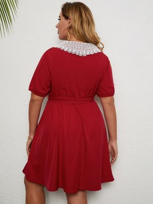 Контрастное гипюровое кружевное платье с поясом размера плюс