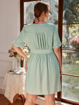 Платье размера плюс в горошек с рукавами-воланами и v-образным вырезом