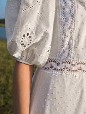 Однобортное платье с кружевной отделкой и оборкой