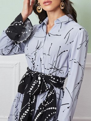 Платье с поясом с графическим принтом Контрастный