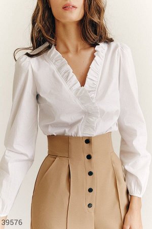 Белая блуза с длинным рукавом
