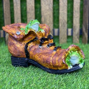 Скульптура-фигура кашпо для сада из полистоуна "Ботинок с лягушками коричневый" 24х14х14см (Россия)