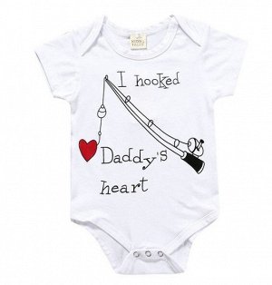 Детский боди, надпись "I hooked Daddy`s heart", принт "Удочка с сердцем", цвет белый