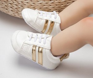 Детские пинетки-кроссовки, принт &quot;Две золотые полоски&quot;, цвет белый