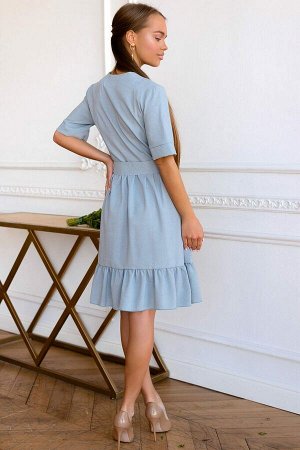 Платье Платье из текстильного полотна в приятном оттенке светлый джинс, может стать основой любого весенне-летнего гардероба. Ткань характеризуется фактурной поверхностью и мягкостью, она очень проста