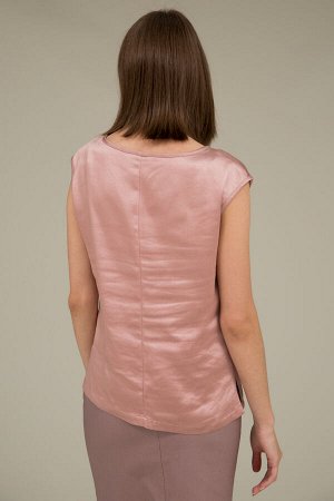Топ 60529 95% полиэстер, 5% эластан  Цвет  розовый  Нарядный топ из блузочной ткани с лёгким крэш эффектом и благородным блеском. Свободный силуэт, с небольшими разрезами в боковых швах. Круглый вырез