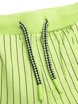 Шорты Ярко-зеленые короткие шорты в черную полоску для мальчика. Удобную посадку обеспечивает широкая резинка на поясе и завязки. По бокам врезные карманы, а сзади накладные. Модель имеет модные подво