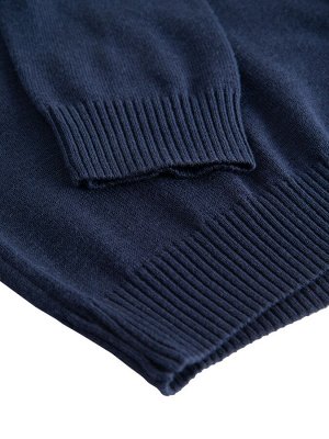 Свитер Вязаный однотонный свитер для мальчика с V-образным вырезом. Для комфорта манжеты, воротник и низ сшиты резинкой. Ткань с добавлением акрила приятна к телу и не скатывается. Практичный вариант,