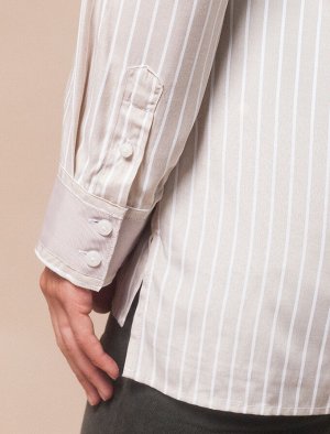 Блузка из летящей ткани в полоску и с тесьмой на манжетах