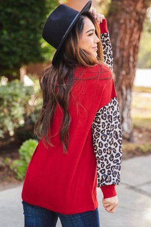 Красная блузка с перекрестным V-образным вырезом и рукавами с леопардовым принтом