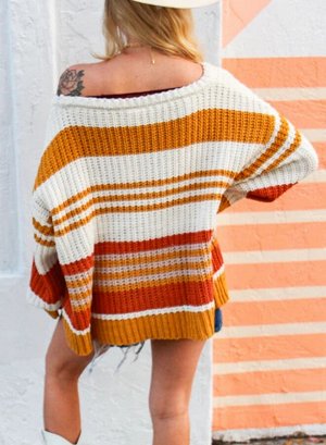 Белый вязаный свитер в оранжевую полоску с открытым плечом