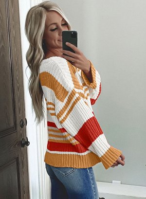 Белый вязаный свитер в оранжевую полоску с открытым плечом