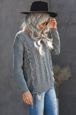 Серый вязаный свитер с узором из кос и шнуровкой лентами