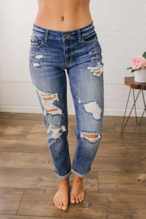 Голубые рваные джинсы средней потертости