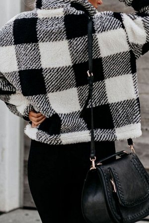 Черно-белый клетчатый пуловер с высоким воротником на молнии