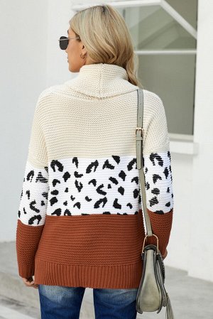 Бежево-коричневый вязаный свитер-водолазка с белым леопардовым принтом