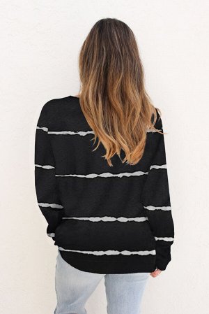 Черный вязаный свитер в белую полоску