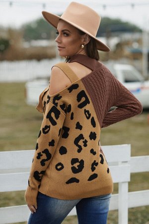 Коричневый вязаный свитер с открытым плечом и леопардовым принтом