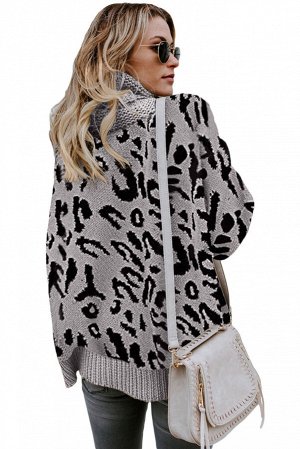 Серый свободный свитер с воротом под горло и леопардовым принтом