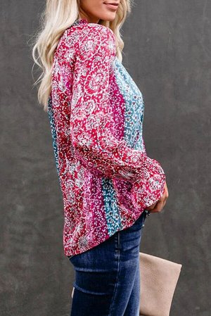 Розовая блузка с V-образным вырезом и голубым цветочным принтом