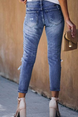 Синие укороченные джинсы с потертостями и разрезами