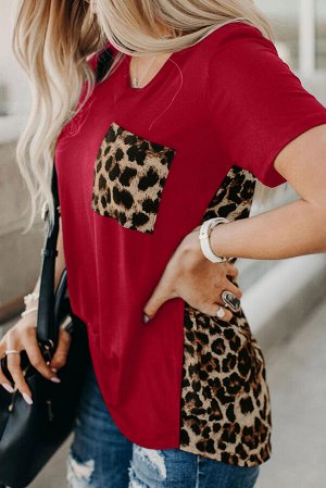 Красная футболка с леопардовой вставкой на спине и нагрудным карманом