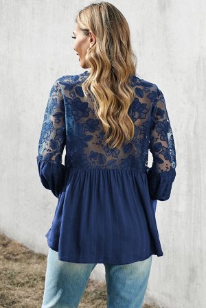 Синяя блуза в стиле пэчворк с V-образным вырезом и кружевными вставками