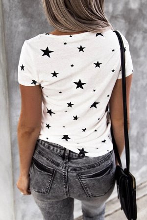 Белая футболка с черными звездами и V-образным вырезом