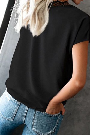 Черная блуза с короткими рукавами и кружевом вдоль V-образного выреза