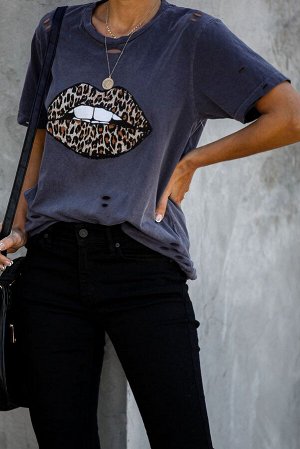 Темно-синяя свободная футболка с дырочками и леопардовыми губами на груди